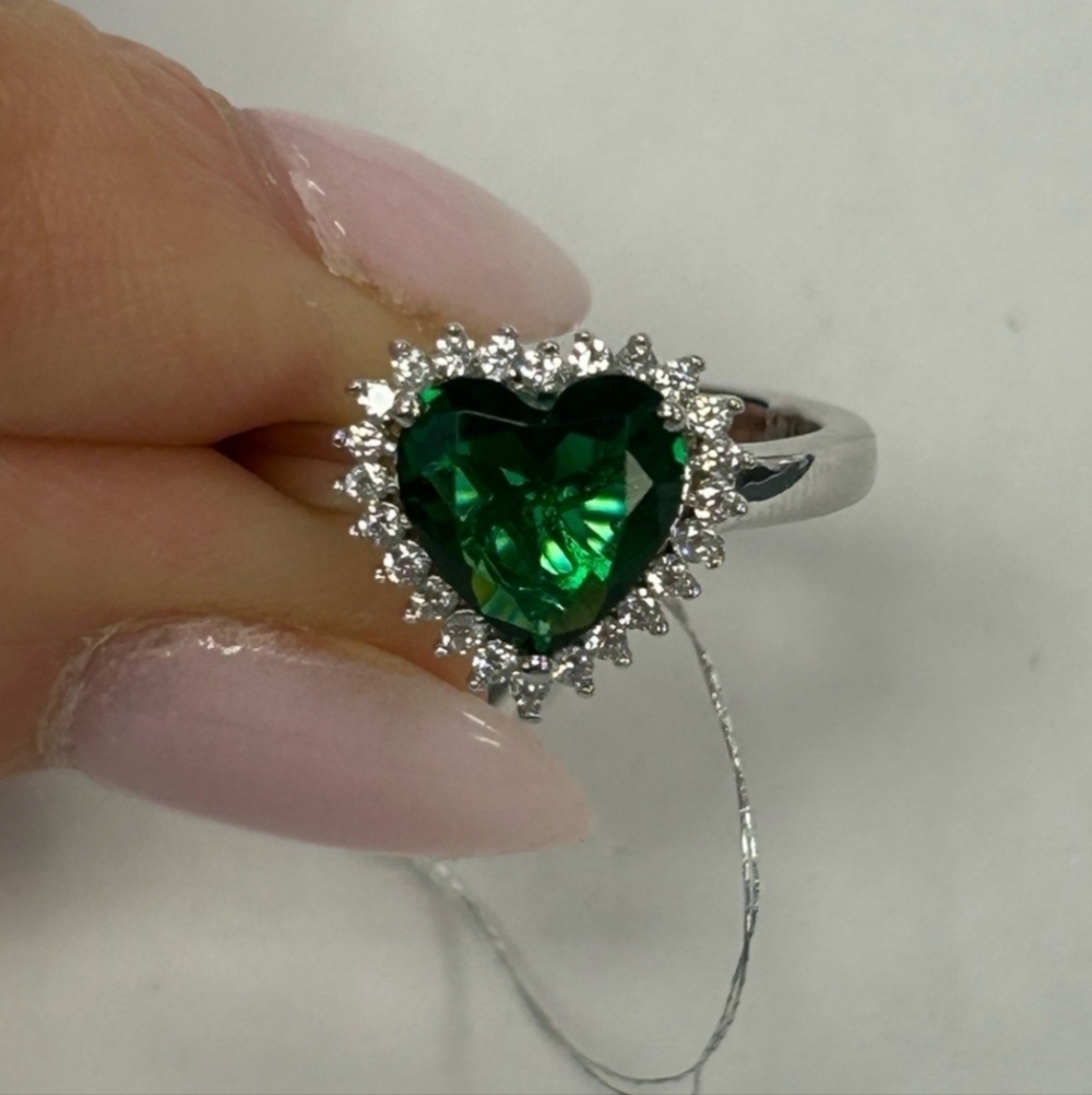 💚▪️Suzy Levian▪️ Sterling Silver Heart-shaped Green Cubic Zirconia Ring Size 7